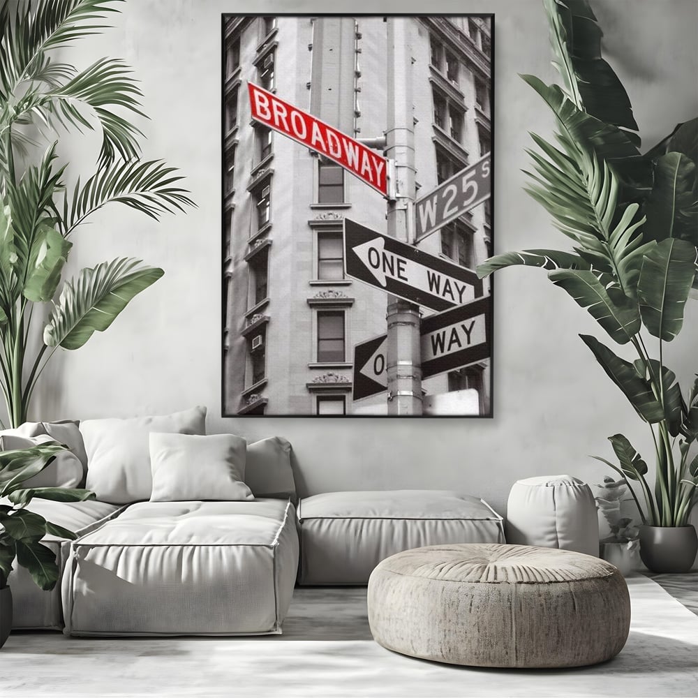 Tablou canvas cu tablou canvas cu indicatorul broadway, in rama de aluminiu negru, pe perete intr-un living